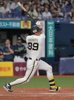 ９回、左中間にサヨナラ安打を放つ杉本（撮影・金居みつよし）