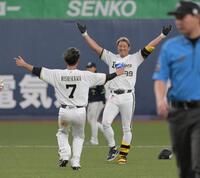 ９回、左中間にサヨナラ打を放つ杉本（撮影・金居みつよし）