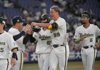 ９回、サヨナラ打を放ち、ナインと大喜びする杉本（中央）＝撮影・金居みつよし