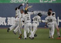 ９回、サヨナラ打を放ち、ナインに手荒い祝福を受ける杉本（左から２人目）＝撮影・金居みつよし