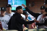 勝利を喜ぶ橋上監督代行（撮影・金田祐二）