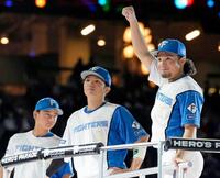 試合終了後、ファンの声援に応える（右から）伊藤、郡司、大塚