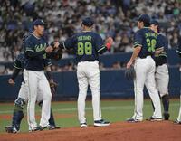 ６回、先発松本から丸山（左）に投手交代を告げる池山監督（中央）＝撮影・金居みつよし