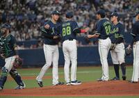 ６回、先発松本から丸山（左）に投手交代を告げる池山監督（中央）＝撮影・金居みつよし