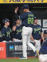 ベンチでぼう然とする池山監督（撮影・金居みつよし）