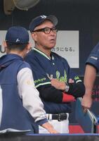 ベンチでぼう然とする池山監督＝京セラドーム大阪（撮影・金居みつよし）