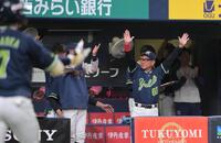 ６回、同点にしベンチでバンザイする池山監督（撮影・金居みつよし）