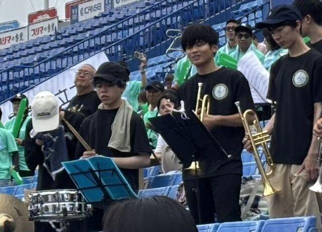 平日朝の神宮に大物芸人の姿　大学野球