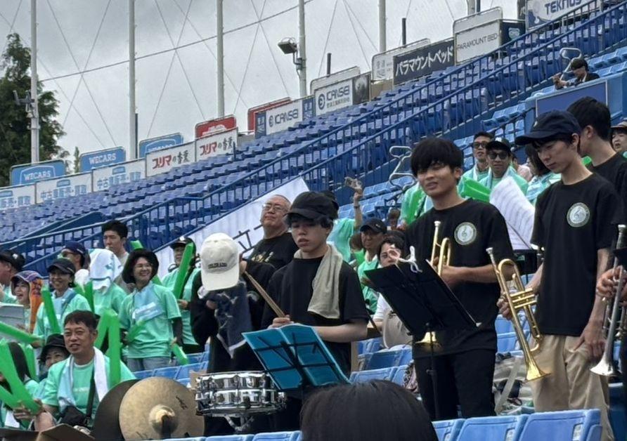 周南公立大の応援団に混じって声援を送る松村邦洋（中央）＝撮影・和泉玲香