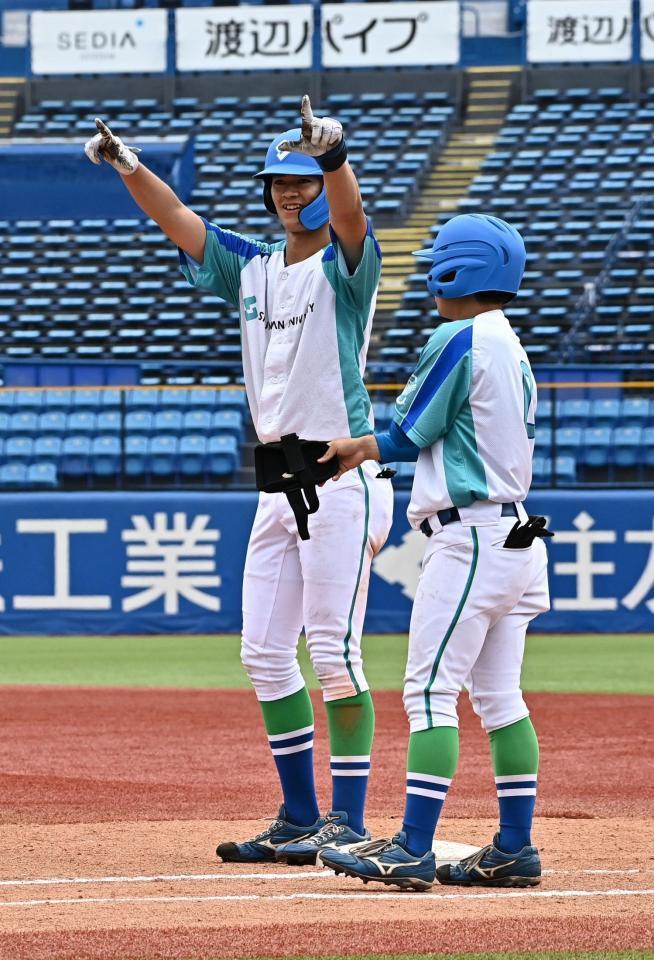３回、左前適時打を放ち塁上でポーズを決める周南公立大・原健太（撮影・持木克友）