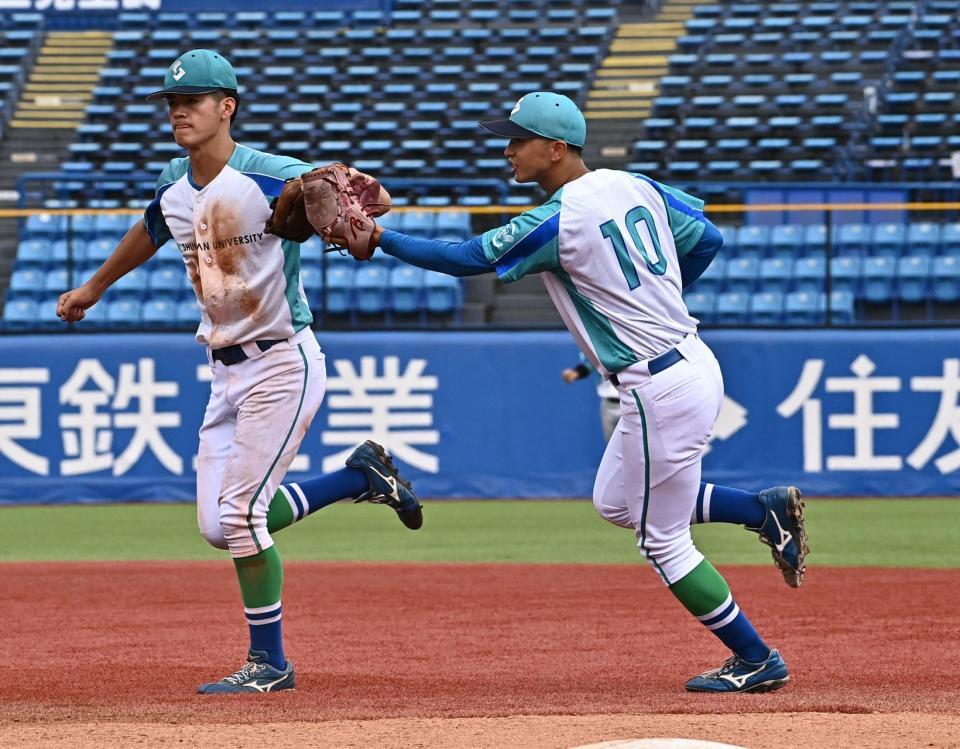 奈良学園大をコールドで破り、岩崎詩右（左）とハイタッチを交わす周南公立大・早川彰太郎（撮影・持木克友）