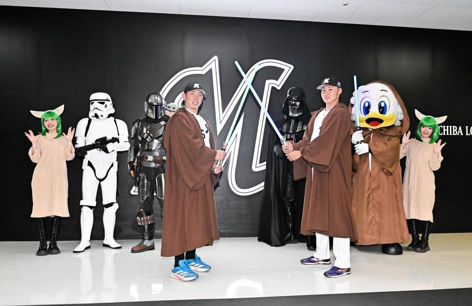 試合前、スター・ウォーズのキャラクターたちとコラボする寺地（手前左）と広池（撮影・開出牧）