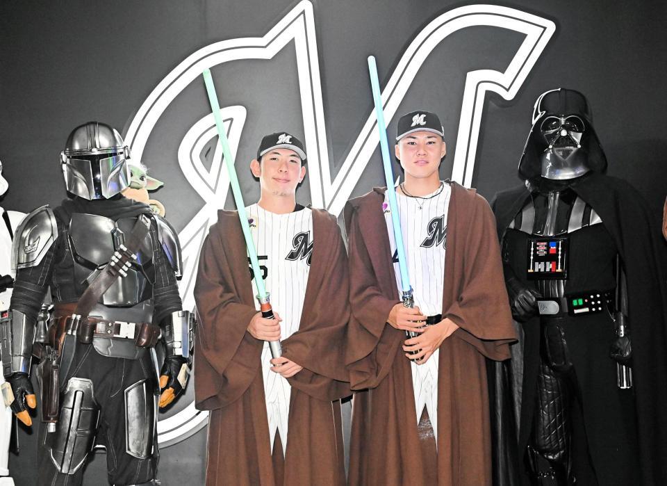試合前、スター・ウォーズのキャラクターたちとコラボする寺地（左）と広池（撮影・開出牧）
