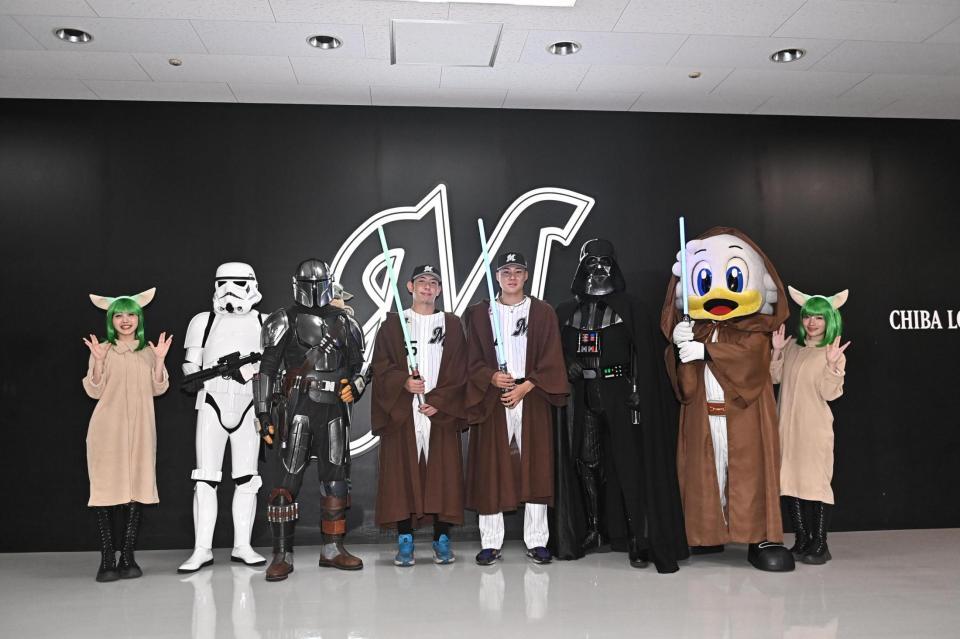 試合前、スター・ウォーズのキャラクターたちとコラボする寺地（左）と広池（撮影・開出牧）