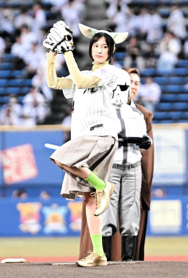 始球式を努める恒松祐里（撮影・開出牧）