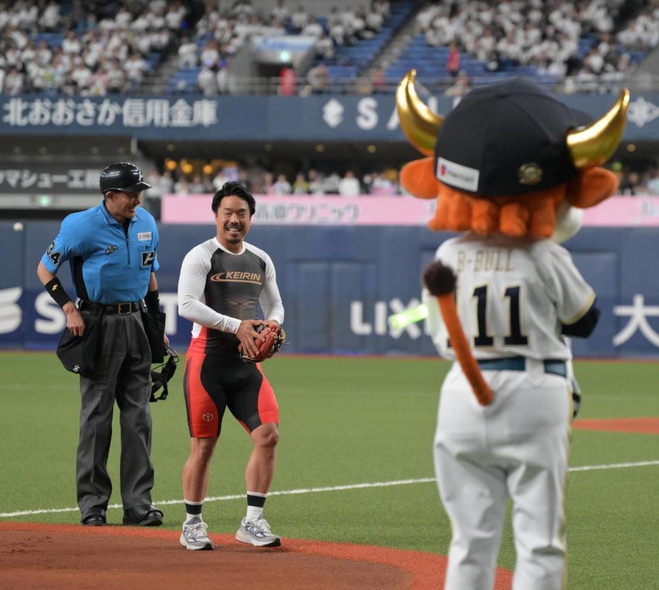 始球式を終えた古性優作（撮影・金居みつよし）