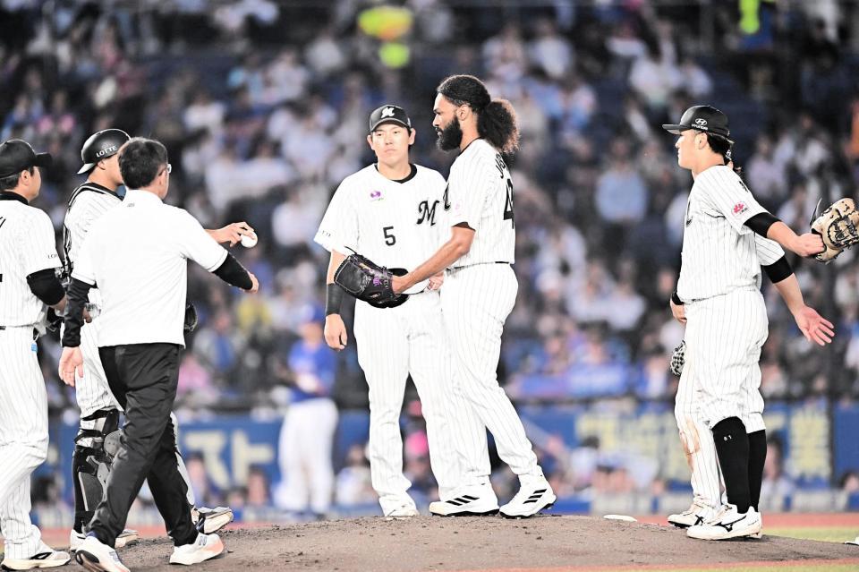 ３回、田中に同点の中前適時打を打たれたジャクソン（中央）＝撮影・開出牧