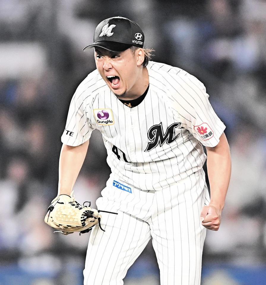 ８回、サノーを遊ゴロに打ち取り雄たけびを上げる鈴木（撮影・開出牧）