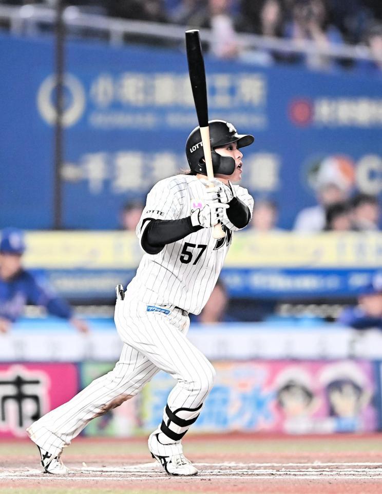 ６回、右前打を放つ小川（撮影・開出牧）