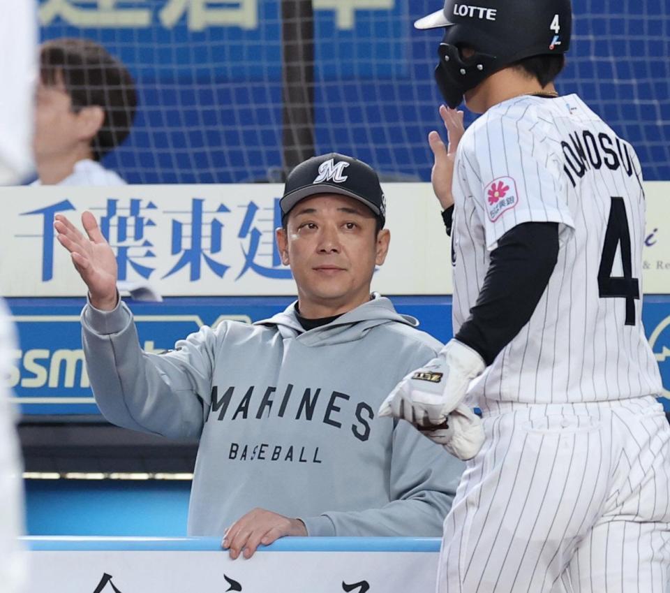 １回、生還した友杉（右）を迎えるロッテ・サブロー監督