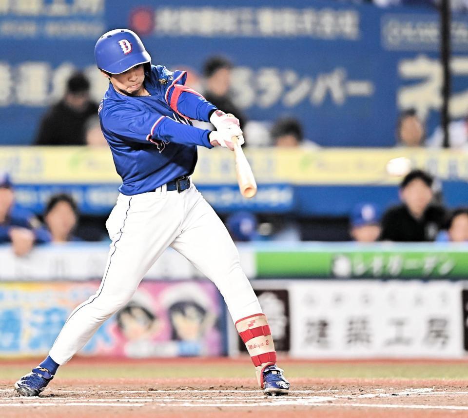 ３回、同点の中前適時打を放つ田中（撮影・開出牧）