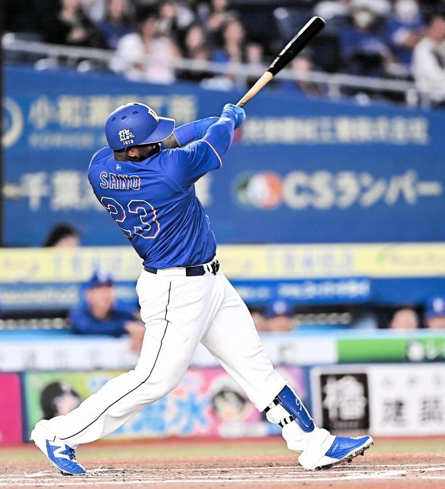 ２回、左越え二塁打を放つサノー（撮影・開出牧）