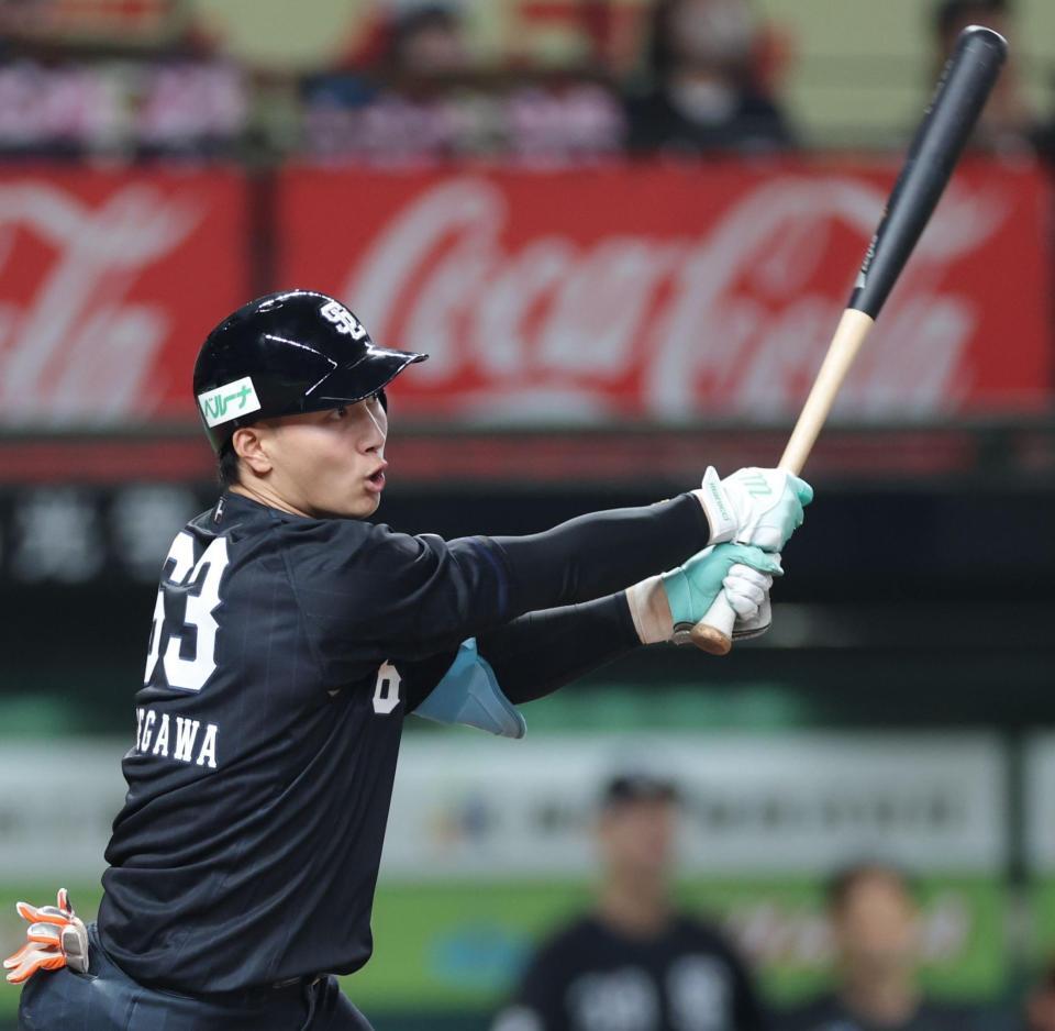 ９回、右前にサヨナラ打を放つ長谷川（撮影・西岡正）