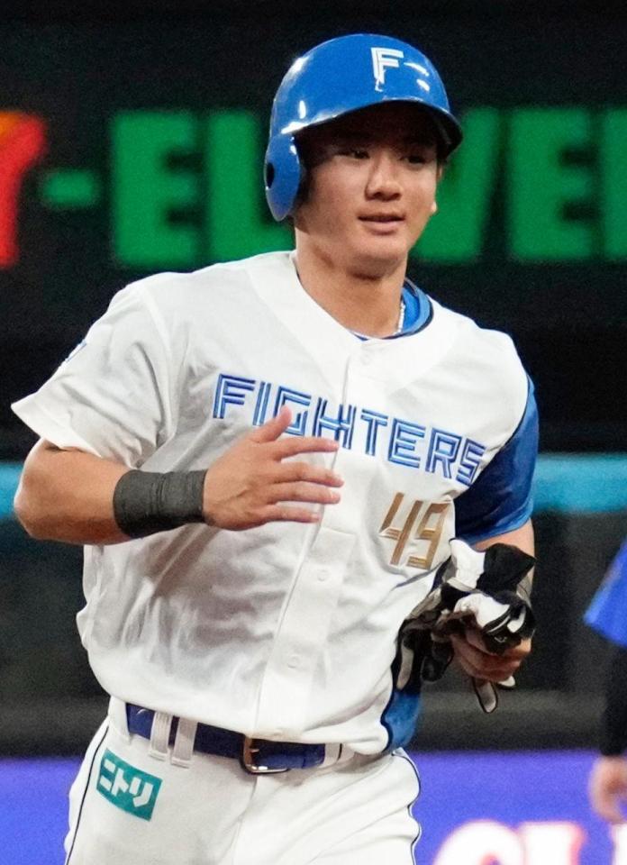 ３回、３ランを放ち塁を回る大塚