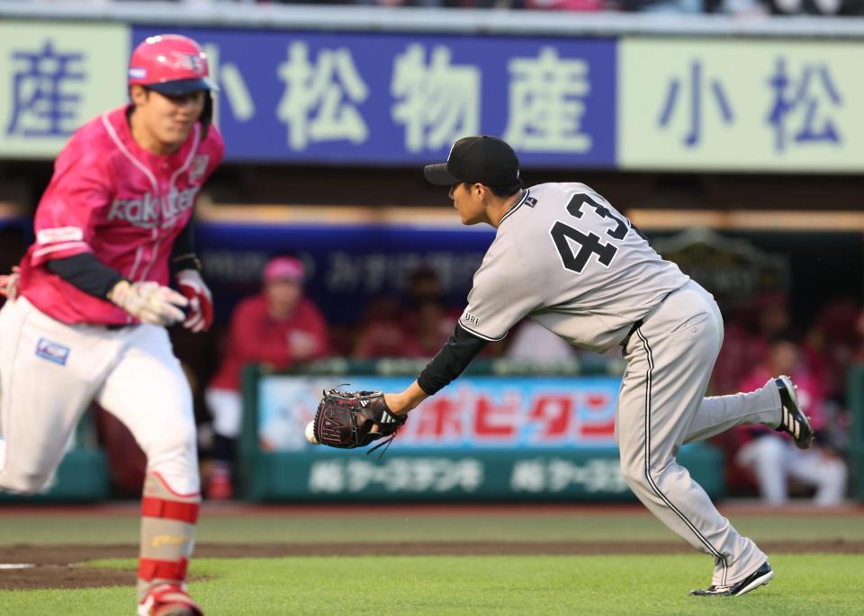 ２回、太田のスクイズをグラブトスで阻止する則本（撮影・金田祐二）