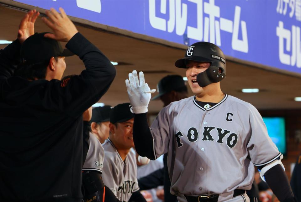 ７回巨人無死、ソロを放ちナインに迎えられる巨人・岸田行倫　＝楽天モバイル最強パーク仙台（撮影・金田祐二）