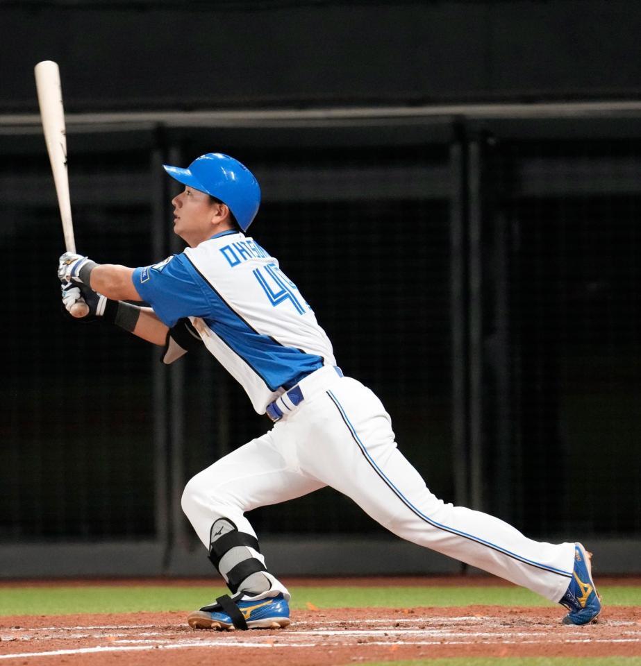 ３回、大塚が右中間に３ランを放つ