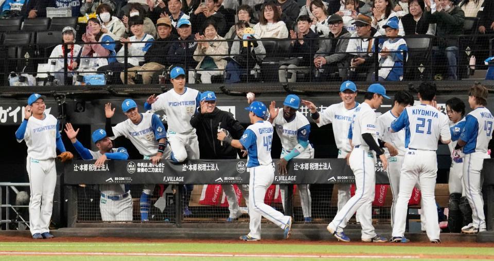 ３回、３ランを放った大塚（中央）を迎える日本ハムナイン