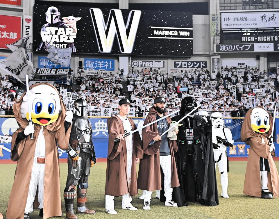 中日に競り勝ちスター・ウォーズに扮してポーズを決める西川（左から３人目）とジャクソン（撮影・開出牧）