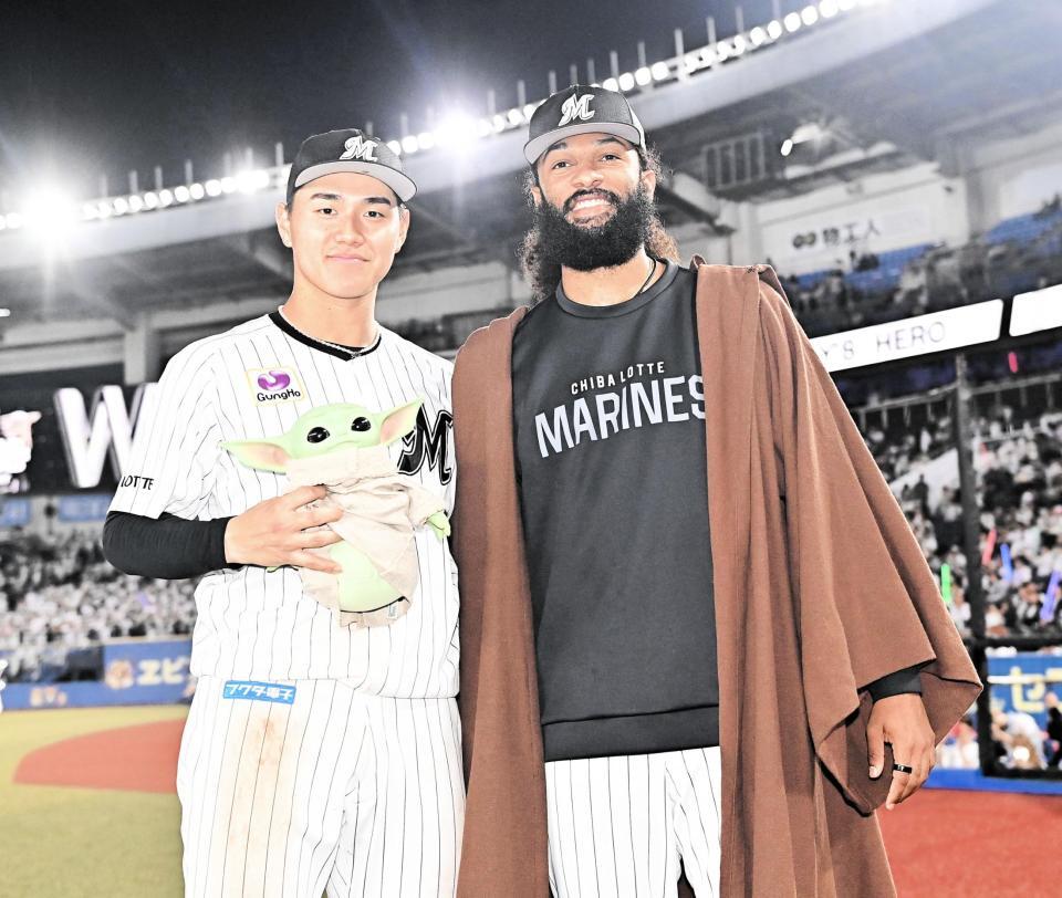 今季４勝目を挙げ会心の笑みを浮かべるジャクソン（右）と決勝打の西川（撮影・開出牧）