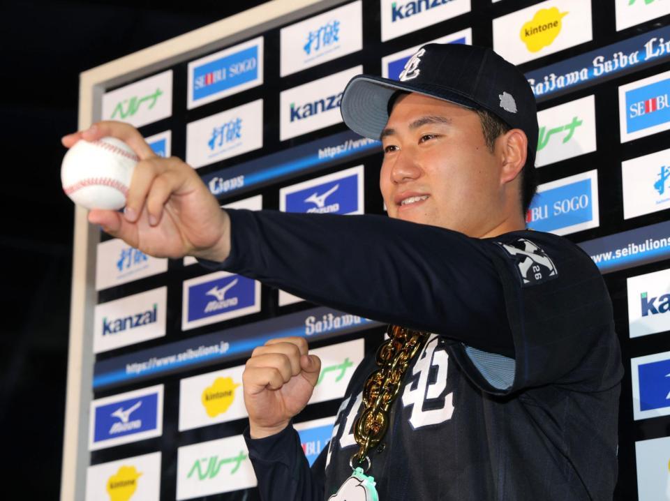 プロ初勝利でウイニングボールを掲げる岩城（撮影・西岡正）