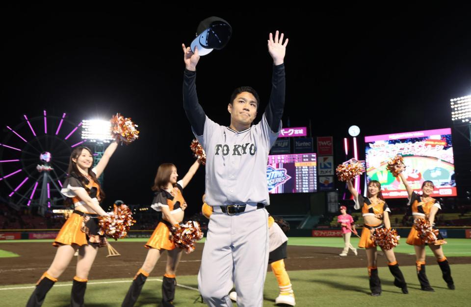 古巣から勝利し、声援に応える則本（撮影・金田祐二）
