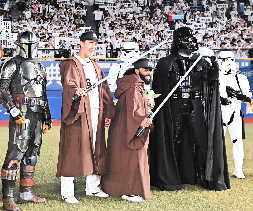 ライトスタンドをバックにスター・ウォーズに扮（ふん）しポーズを決めるロッテ・西川（左から２人目）とジャクソン（撮影・開出牧）