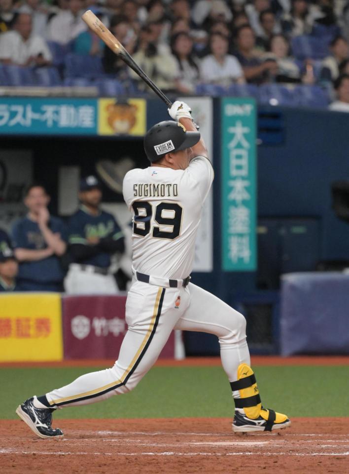 ９回、左中間にサヨナラ安打を放つ杉本（撮影・金居みつよし）