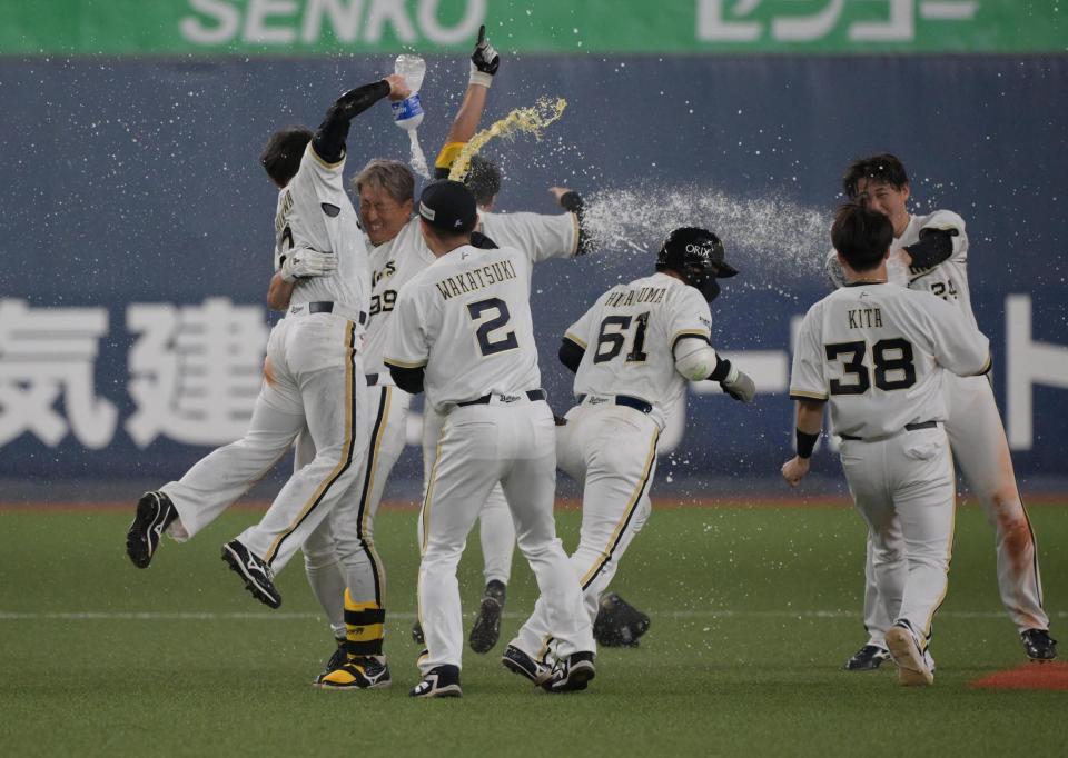 ９回、サヨナラ打を放ち、ナインに手荒い祝福を受ける杉本（左から２人目）＝撮影・金居みつよし