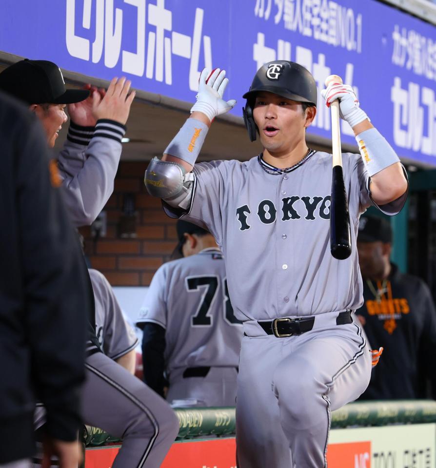 ９回、左越えソロを放ち、ナインに迎えられる巨人・大城（撮影・金田祐二）
