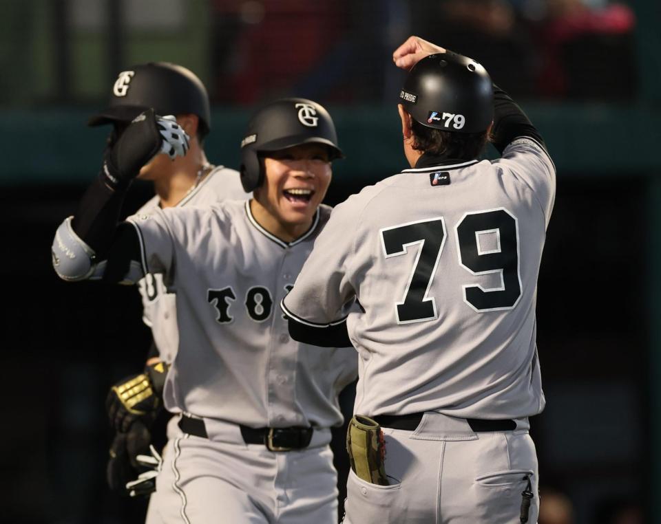 ６回、２ランを放ち喜ぶ佐々木（撮影・金田祐二）
