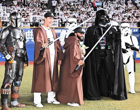 　スター・ウォーズのコスプレをする西川（左）とジャクソン（撮影・開出牧）