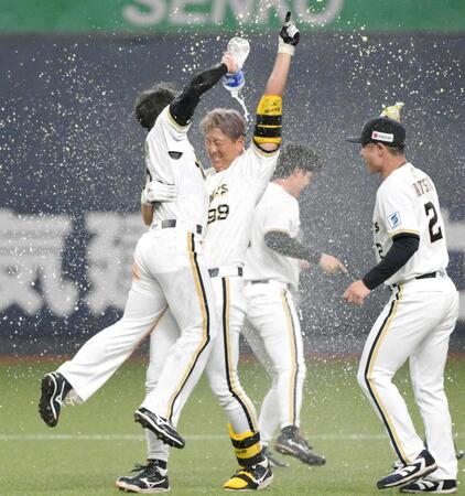　９回、サヨナラを決め、手荒く祝福される杉本（撮影・金居みつよし）