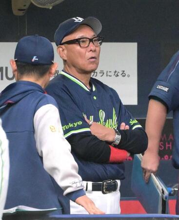 　ベンチでぼう然とする池山監督（撮影・金居みつよし）