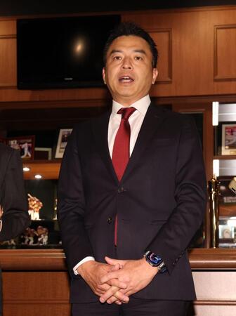 三木肇監督休養について話す楽天・森井誠之球団社長（撮影・金田祐二）
