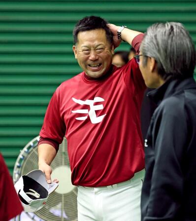 阪神・嶌村聡球団本部長（右）と談笑する三木監督（撮影・立川洋一郎）