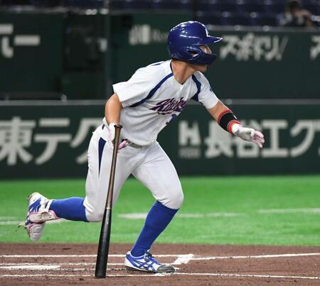 ３回、古謝志侑は中越えに先制の適時三塁打を放つ（撮影・佐藤厚）