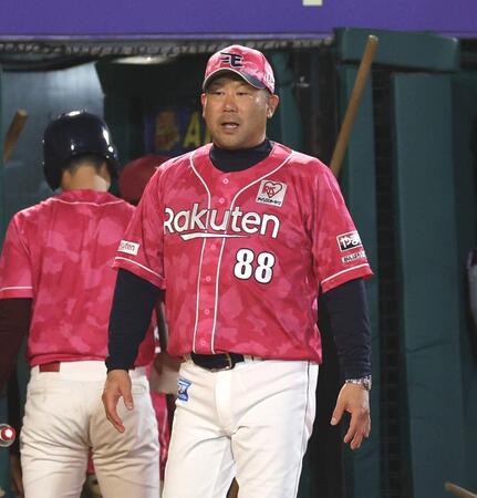 厳しい表情の三木監督＝９日