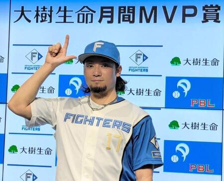 ５月度の月間ＭＶＰに選出され、ポーズをとる伊藤