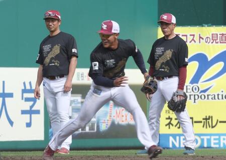 チーフコーチとしてベンチ入りする真喜志コーチと練習を見る塩川監督代行（撮影・金田祐二）